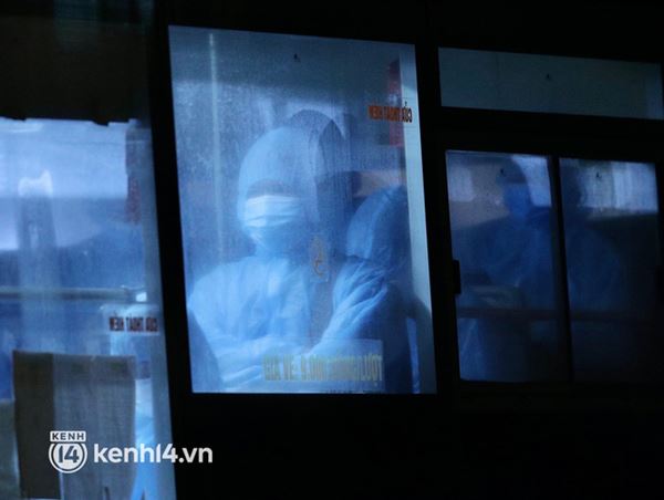 Ảnh: Hà Nội điều 6 xe buýt lớn, xuyên đêm đưa hơn 100 F1 tại BV Việt Đức đi cách ly tập trung-13