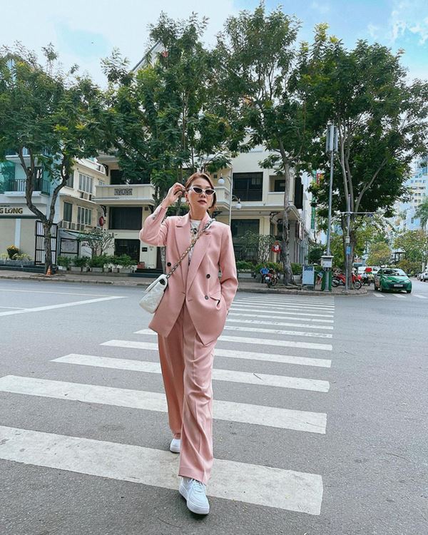 11 cách diện blazer mùa thu cực ấn tượng của sao Việt: Chị em muốn mặc trẻ trung, thanh lịch thì nên hóng ngay-4