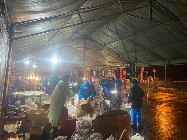 Thấy cả nghìn người dân xa quê đội mưa qua chốt, bà con Tây Nguyên chờ trắng đêm để làm một hành động nghĩa tình-2