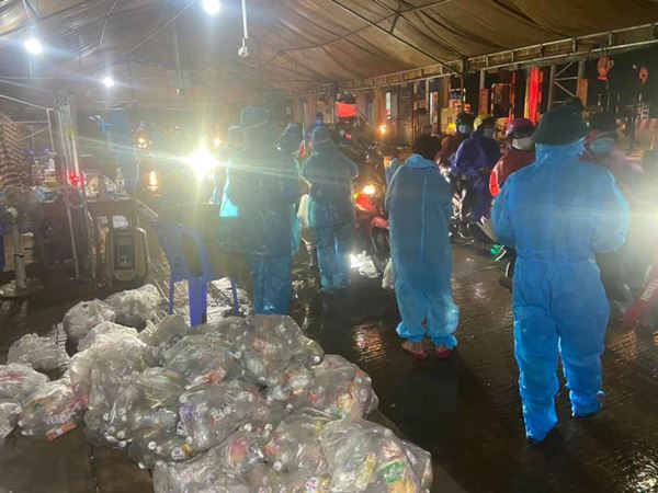 Thấy cả nghìn người dân xa quê đội mưa qua chốt, bà con Tây Nguyên chờ trắng đêm để làm một hành động nghĩa tình-3