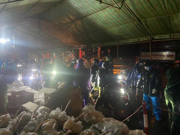 Thấy cả nghìn người dân xa quê đội mưa qua chốt, bà con Tây Nguyên chờ trắng đêm để làm một hành động nghĩa tình-4