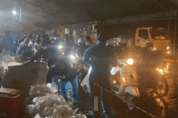 Thấy cả nghìn người dân xa quê đội mưa qua chốt, bà con Tây Nguyên chờ trắng đêm để làm một hành động nghĩa tình