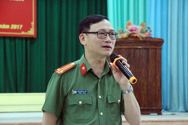 Cô gái trẻ phơi nắng, cầm xấp tiền 500k phát cho dòng người tại chốt chặn về miền Tây: Dân mạng truy tìm danh tính-4