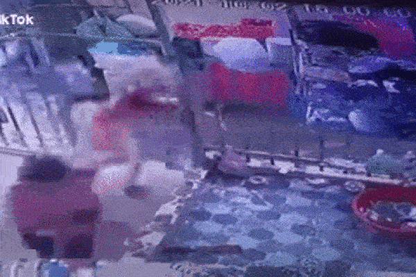 Clip: Đang bỏ chạy hớt hải, người phụ nữ nhanh trí nhập vai chủ nhà thảnh thơi ngồi rửa bát né công an khiến nhiều người ngơ ngác-1