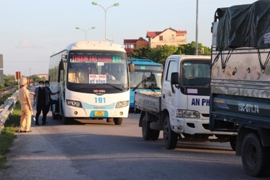 Hà Nội tiếp tục kiểm soát chặt người dân ra vào thành phố