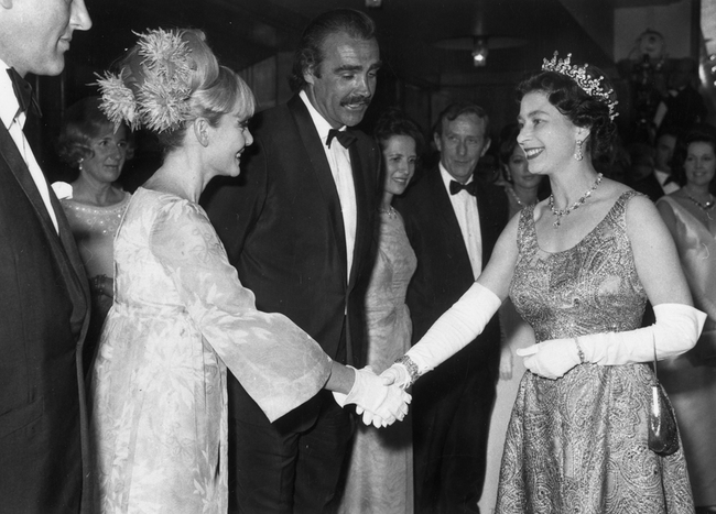 Loạt khoảnh khắc ấn tượng của các thành viên hoàng gia trên thảm đỏ, Công nương Diana và con dâu Kate mười phân vẹn mười-1