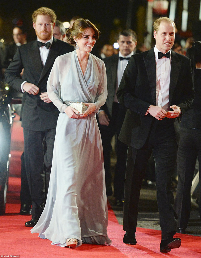 Loạt khoảnh khắc ấn tượng của các thành viên hoàng gia trên thảm đỏ, Công nương Diana và con dâu Kate mười phân vẹn mười-11