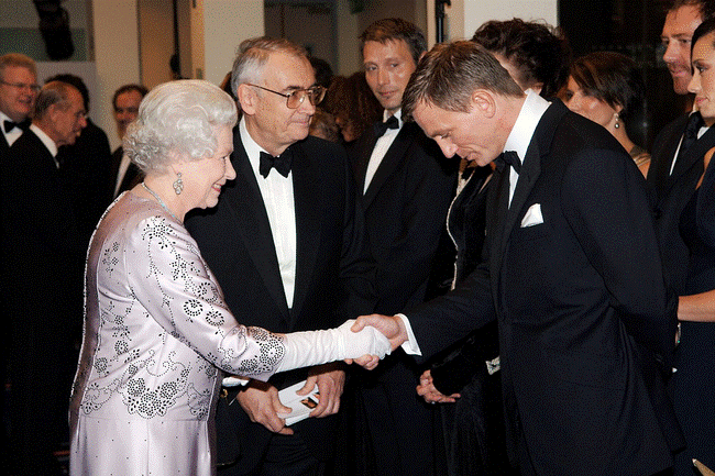 Loạt khoảnh khắc ấn tượng của các thành viên hoàng gia trên thảm đỏ, Công nương Diana và con dâu Kate mười phân vẹn mười-7