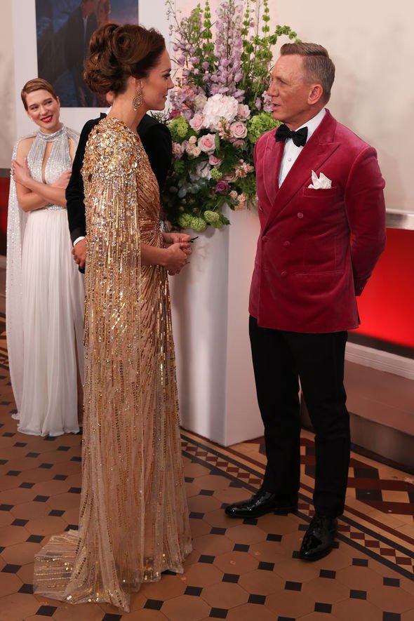 Loạt khoảnh khắc ấn tượng của các thành viên hoàng gia trên thảm đỏ, Công nương Diana và con dâu Kate mười phân vẹn mười-15