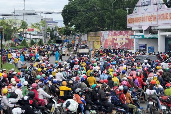 Hàng chục nghìn người tiếp tục đổ về miền Tây, nhiều tỉnh lo bùng dịch