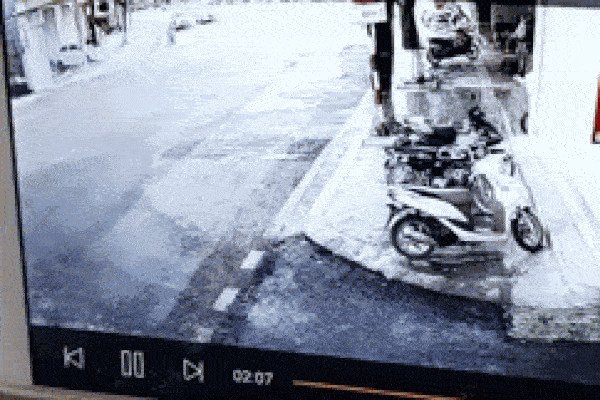 Ô tô phóng nhanh tông người phụ nữ bay lên không trung rồi văng xuống đường đầy kinh hãi