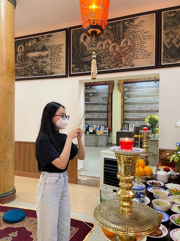 Phương Mỹ Chi và gia đình đến dâng hương cúng thất tuần cho cô Út qua đời vì Covid-19-1