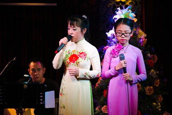 Phương Mỹ Chi và gia đình đến dâng hương cúng thất tuần cho cô Út qua đời vì Covid-19-8