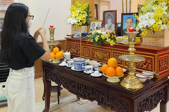 Phương Mỹ Chi và gia đình đến dâng hương cúng thất tuần cho cô Út qua đời vì Covid-19