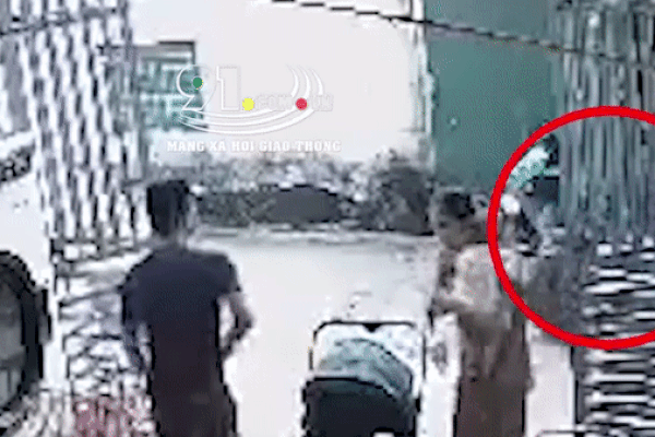 Bé gái bị công nông cán tử vong, bố mẹ hoảng hốt lao tới ôm con gào khóc thảm thiết