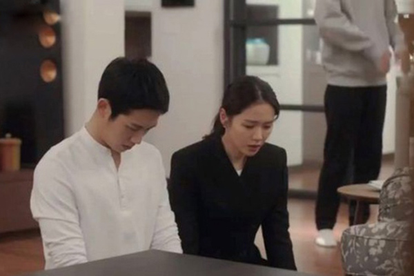 Lần đầu tiên đến nhà chồng tương lai, bạn trai đã cho tôi một quả chuối, vừa cắn một miếng mẹ anh đã lật tung cả bàn ăn-2