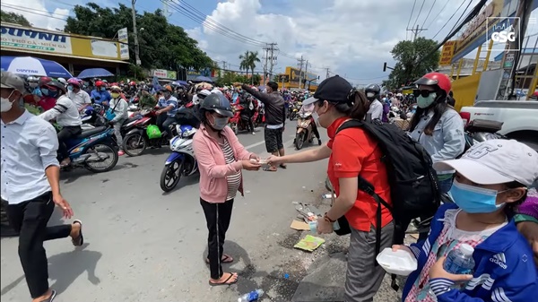 Cô gái trẻ phơi nắng, cầm xấp tiền 500k phát cho dòng người tại chốt chặn về miền Tây: Dân mạng truy tìm danh tính-2