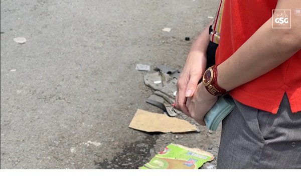 Cô gái trẻ phơi nắng, cầm xấp tiền 500k phát cho dòng người tại chốt chặn về miền Tây: Dân mạng truy tìm danh tính-3