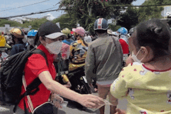 Cô gái trẻ phơi nắng, cầm xấp tiền 500k phát cho dòng người tại chốt chặn về miền Tây: Dân mạng 