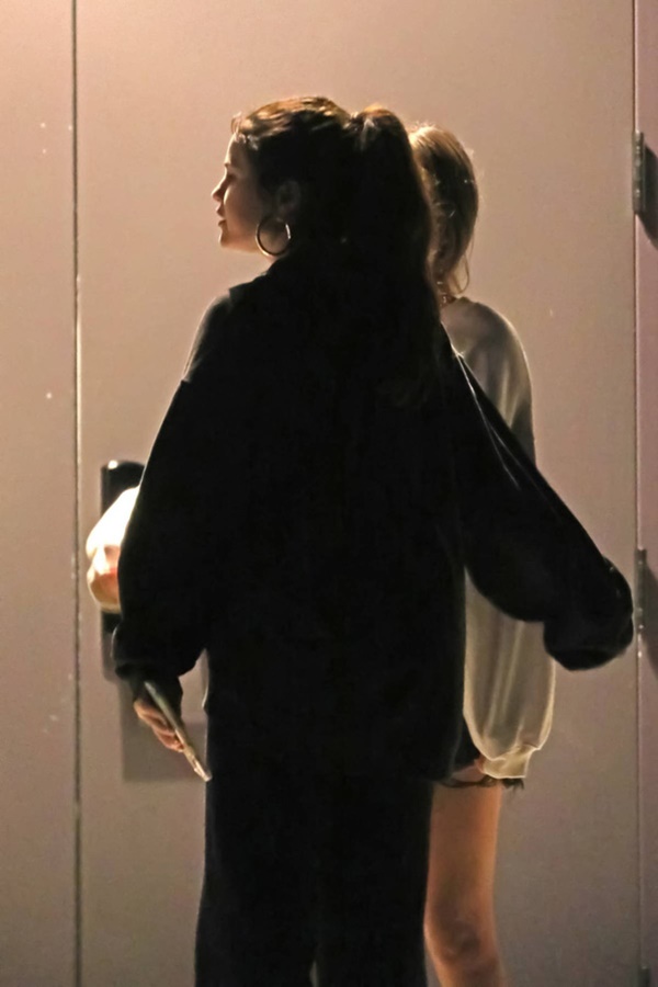 Selena Gomez lộ ảnh ôm cô gái lạ mặt, dân tình rần rần soi ra người kia chính là... bà xã Justin Bieber?-2