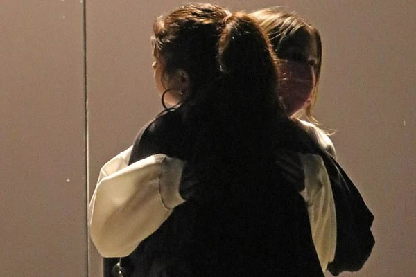 Cả MXH náo loạn vì Selena Gomez và Chris Evans lộ hình nét căng mùi mẫn trong xe không khác gì tình nhân?-9