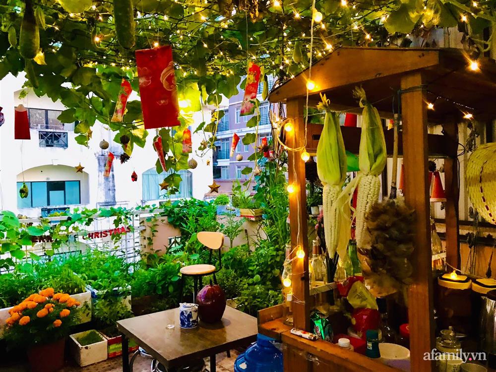 Sân thượng 20m² xanh mướt có đủ rau, hoa, góc thưởng trà thư giãn ở Sài Gòn-26