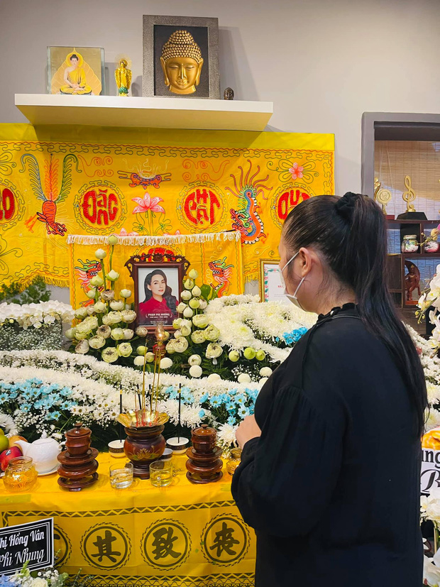 NSND Hồng Vân lặng lẽ đến viếng Phi Nhung, lặng người trước di ảnh của cố nghệ sĩ-2