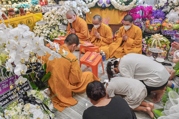 NSND Hồng Vân lặng lẽ đến viếng Phi Nhung, lặng người trước di ảnh của cố nghệ sĩ-4