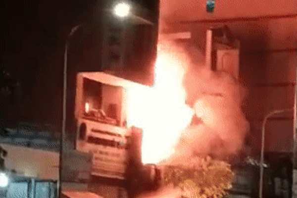 Cầu lửa rơi trúng ô tô, 2 nhân viên nhanh trí cứu cả gara-1