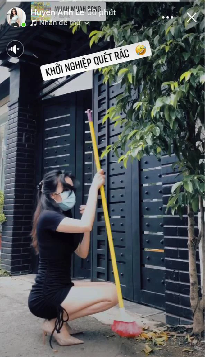Bà Tưng lên sóng video đi quét rác với bộ đồ sexy hết nước chấm”, lại bị một chi tiết khác giật sạch spotlight-5