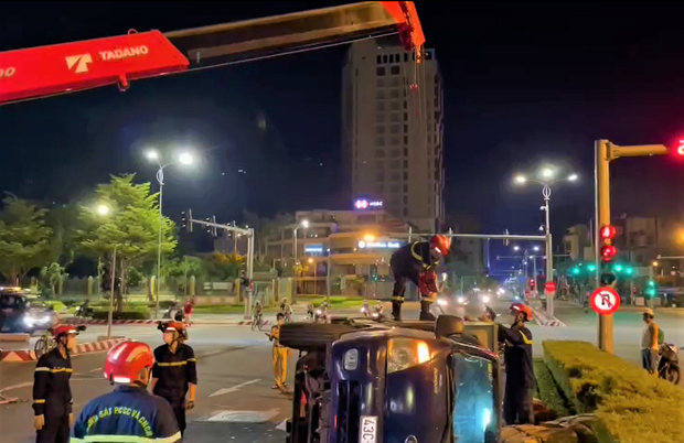 Giải cứu tài xế mắc kẹt trong cabin xe tải bị lật giữa đêm khuya-2