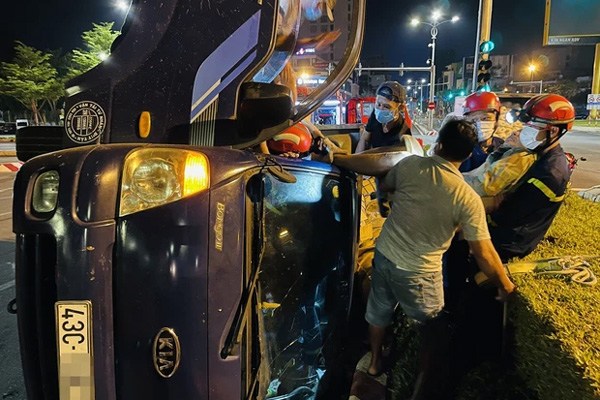 Cận cảnh hiện trường căn nhà 2 tầng bốc cháy dữ dội, 5 người thương vong sau tiếng nổ lớn-8