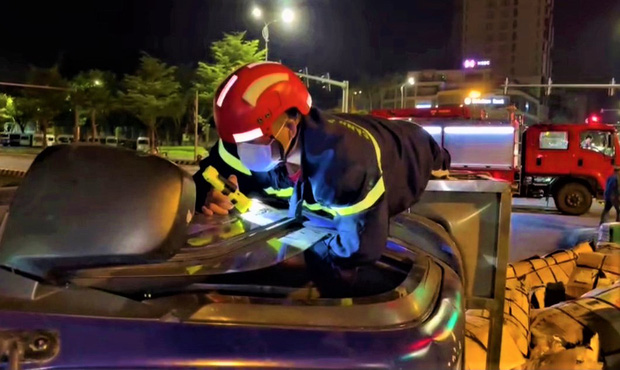 Giải cứu tài xế mắc kẹt trong cabin xe tải bị lật giữa đêm khuya-3