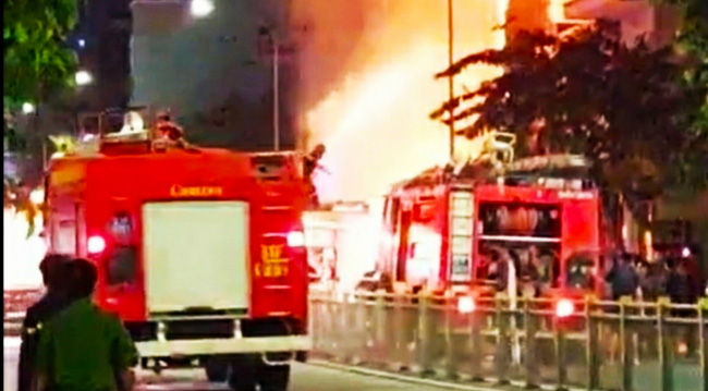 Cận cảnh hiện trường căn nhà 2 tầng bốc cháy dữ dội, 5 người thương vong sau tiếng nổ lớn-1