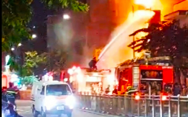 Cận cảnh hiện trường căn nhà 2 tầng bốc cháy dữ dội, 5 người thương vong sau tiếng nổ lớn-2