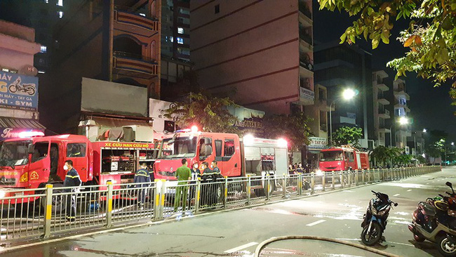 Cận cảnh hiện trường căn nhà 2 tầng bốc cháy dữ dội, 5 người thương vong sau tiếng nổ lớn-4