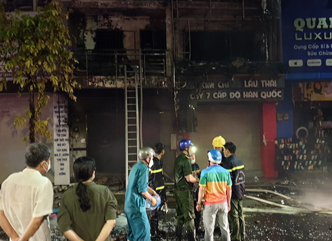 Cận cảnh hiện trường căn nhà 2 tầng bốc cháy dữ dội, 5 người thương vong sau tiếng nổ lớn-5