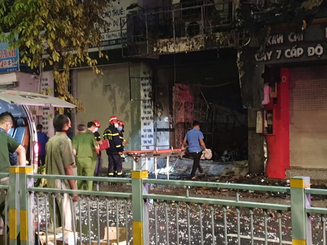 Cận cảnh hiện trường căn nhà 2 tầng bốc cháy dữ dội, 5 người thương vong sau tiếng nổ lớn-6