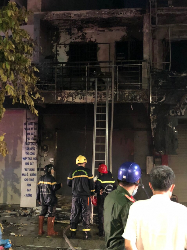 Cận cảnh hiện trường căn nhà 2 tầng bốc cháy dữ dội, 5 người thương vong sau tiếng nổ lớn-7