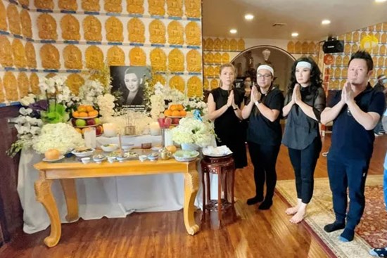 Lễ cúng thất đầu của ca sĩ Phi Nhung ở Mỹ: Con gái ruột và vợ cũ Bằng Kiều đội tang, Thanh Thảo - Thu Hoài cùng dàn sao Việt đến chia buồn
