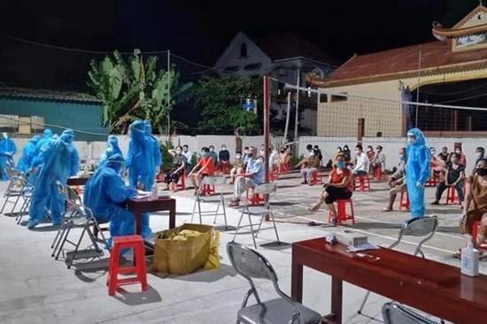 Đi học gặp bạn nhiễm Covid-19, 3 học sinh tiểu học dương tính