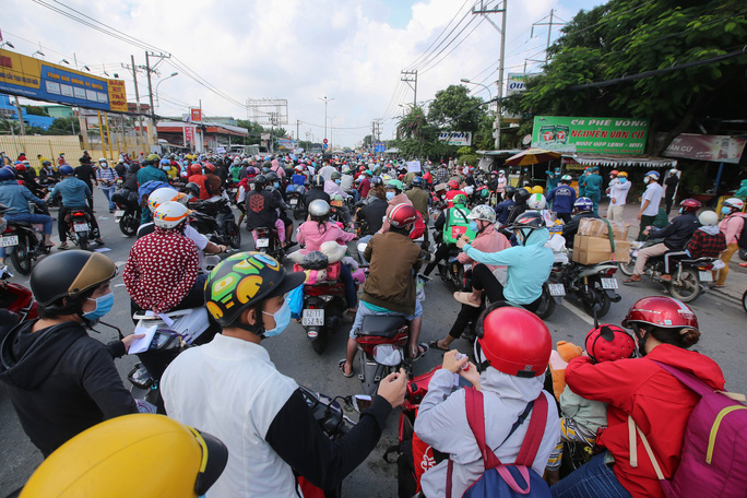 Hàng chục ngàn người đi xe máy về quê: F0 xuất hiện ở nhiều tỉnh, lãnh đạo ngỡ ngàng, không ngờ người về đông thế-1