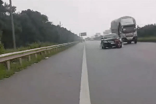 Tài xế Toyota Camry bỏ chạy trên cao tốc sau tai nạn chết người-1