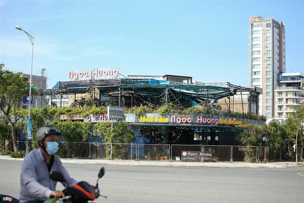 Bàn ghế chất đống, bụi phủ đầy quán xá ở Đà Nẵng-1