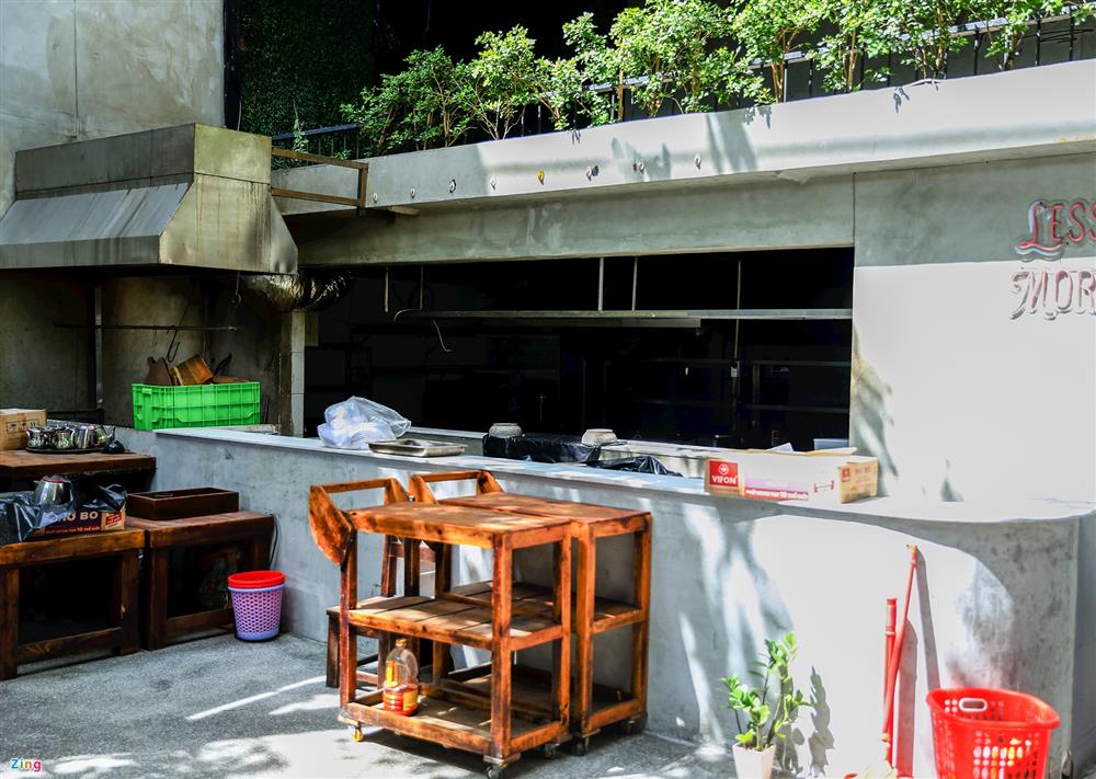 Bàn ghế chất đống, bụi phủ đầy quán xá ở Đà Nẵng-10