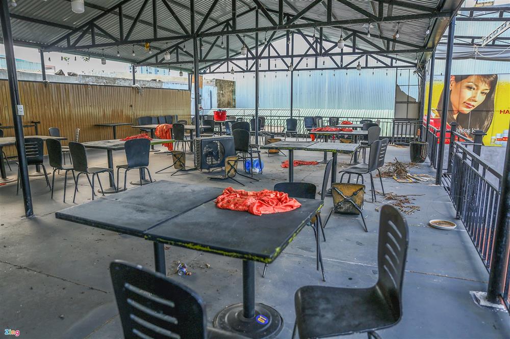 Bàn ghế chất đống, bụi phủ đầy quán xá ở Đà Nẵng-4