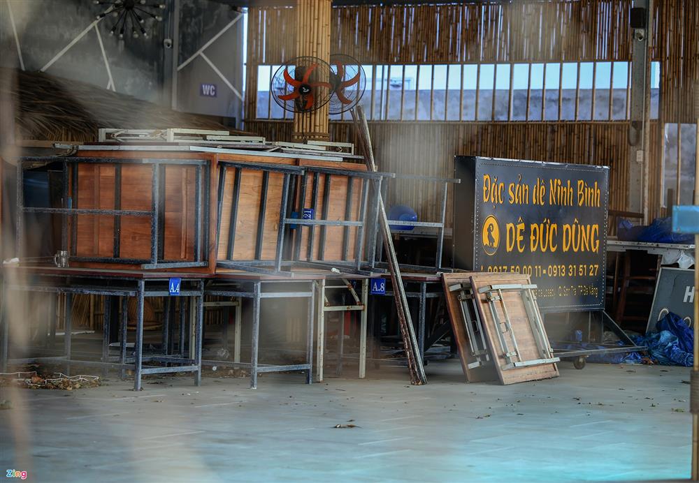 Bàn ghế chất đống, bụi phủ đầy quán xá ở Đà Nẵng-5