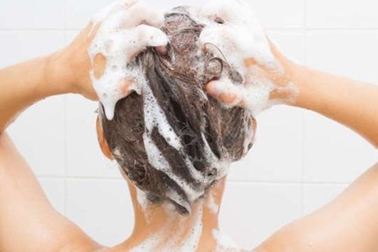 Gội đầu trong ngày đèn đỏ sẽ gây nhiều bệnh tật đúng hay sai?