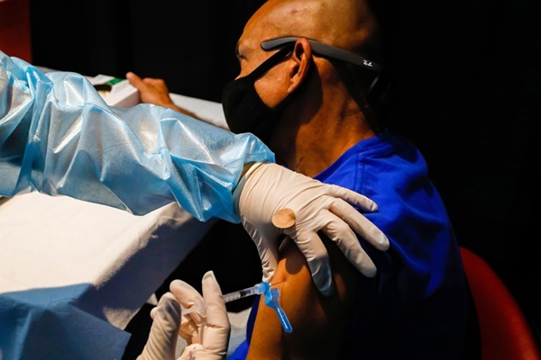 Thêm dữ liệu về hiệu quả bảo vệ của vaccine Pfizer và AstraZeneca-2