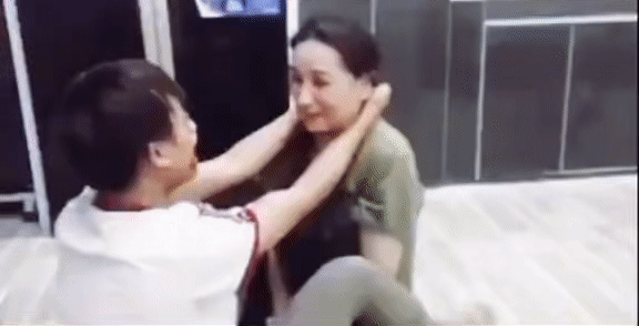 Xúc động với khoảnh khắc Hồ Văn Cường và mẹ Phi Nhung chơi đùa vui vẻ, cười lăn ra cả sàn nhà-1